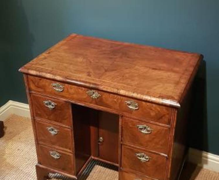 George II Kneehole Desk - Image 3