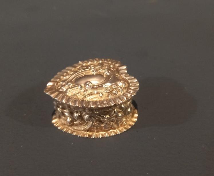 Edwardian Silver Heart Shaped Box - Image 2