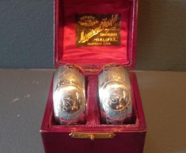 Boxed Pair of Edwardian Silver Napkin Rings - Image 1