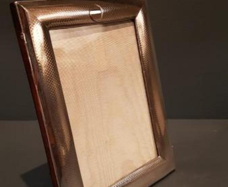 George V Silver Engine Turned Photo Frame - Image 2