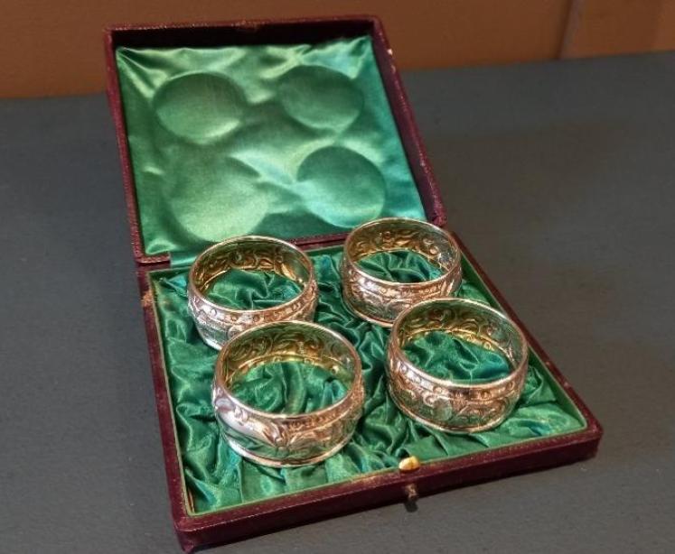 Immaculate Set of Four Silver Napkin Rings in Case - Image 1