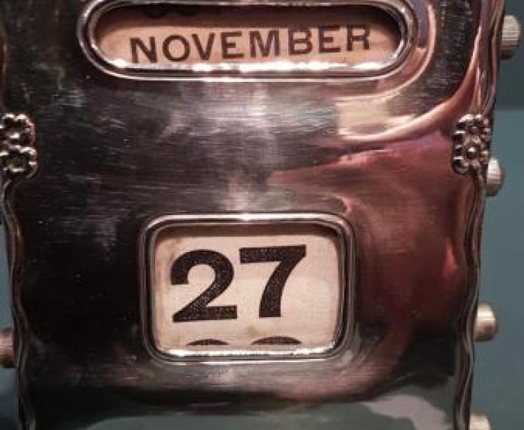 Silver Perpetual Desk Calendar and Pocket Watch Holder - Image 4