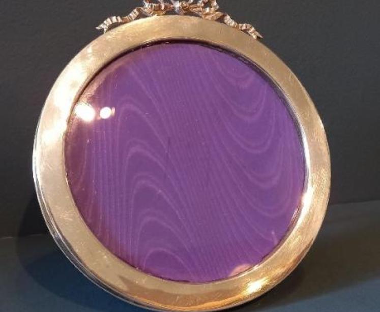 Silver Circular Ribbon Top Photo Frame - Image 1