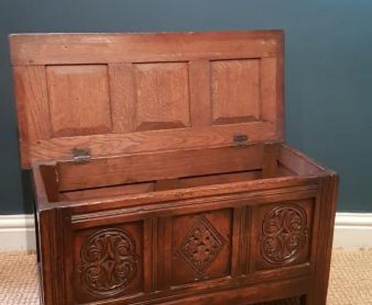 Very Small Oak Coffer - Image 4