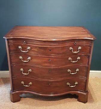 Fine Quality George III Mahogany Serpentine Fronted Chest of Drawers