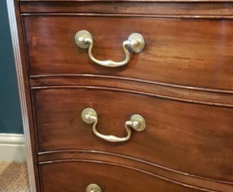 Fine Quality George III Mahogany Serpentine Fronted Chest of Drawers - Image 4