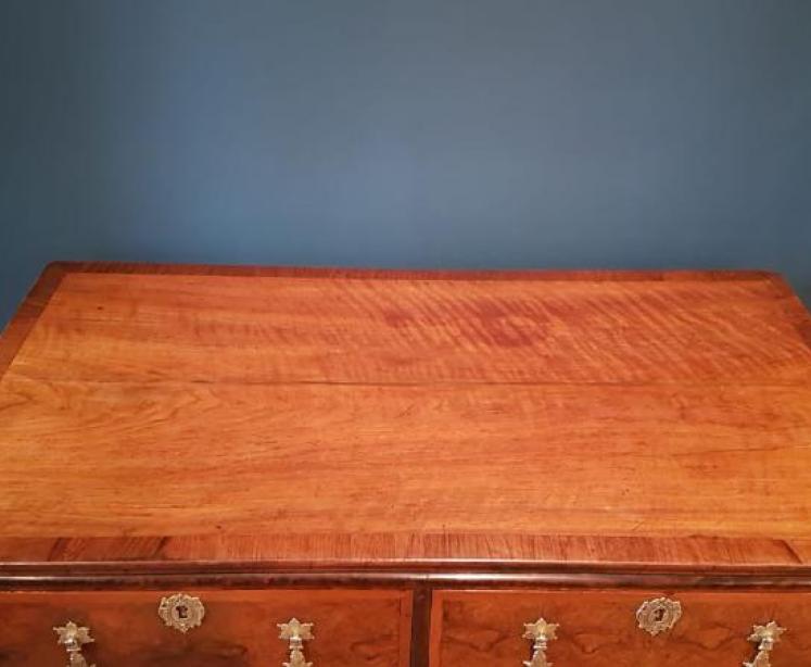 George II Walnut Chest of Drawers  - Image 6