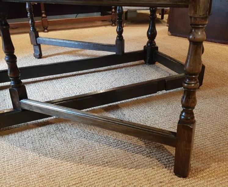 Large George II Period Oak Drop Leaf Table - Image 4