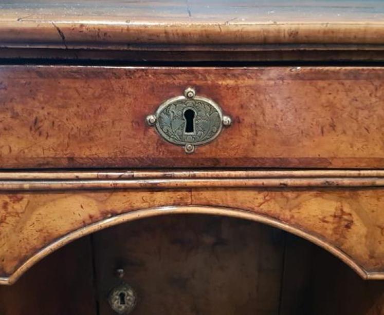 Outstanding George I Walnut Kneehole Desk - Image 3