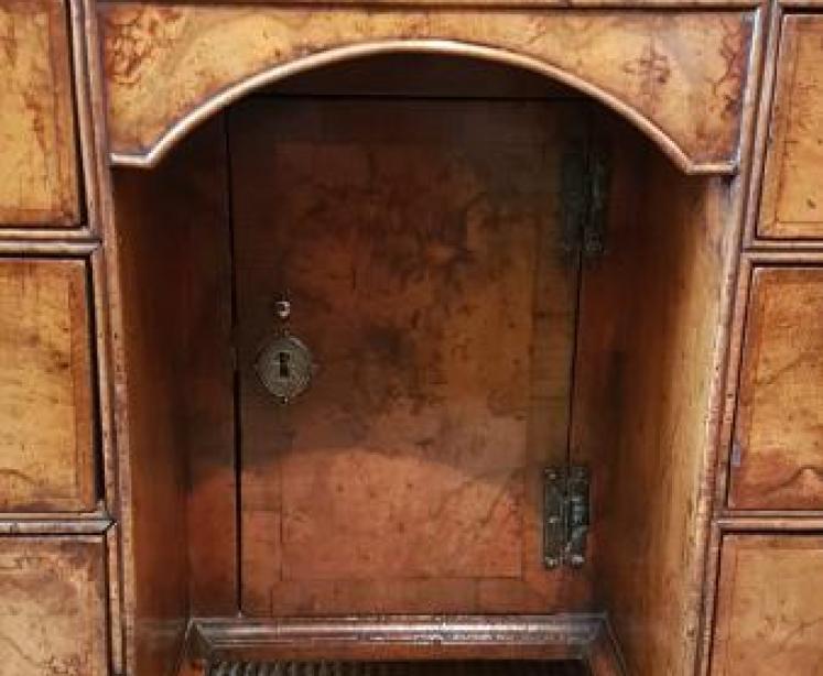 Outstanding George I Walnut Kneehole Desk - Image 7