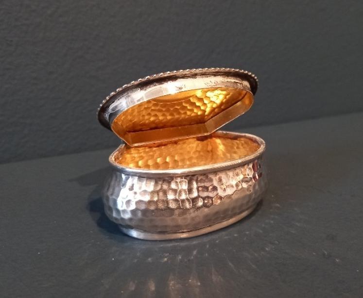 Victorian Silver Planished Table Snuff Box - Image 2