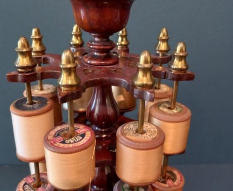 Superb Mid Victorian Walnut Revolving Bobbin Stand - Image 4
