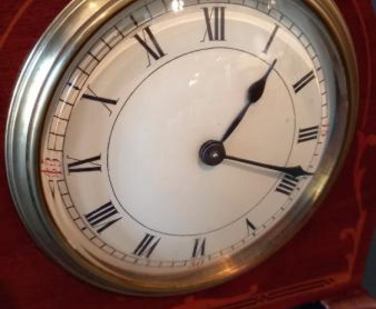 Small Edwardian Period Fruitwood Inlaid Mantel Clock - Image 3