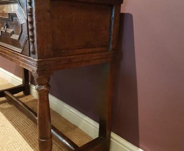 Superb James II Oak Dresser  - Image 4