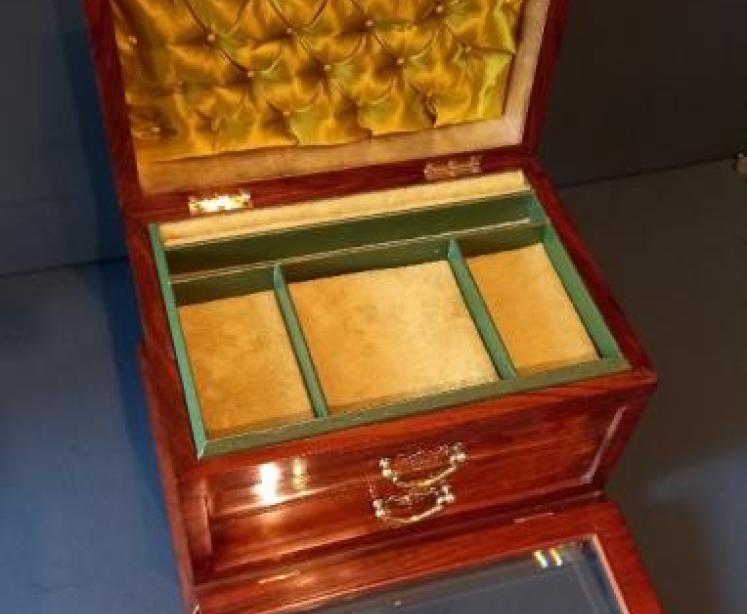 Superb Mid Victorian Figured Walnut Jewellery Box - Image 1