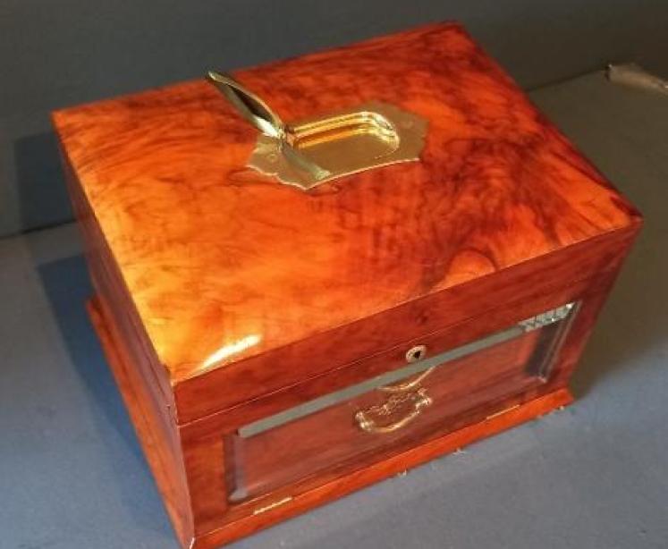 Superb Mid Victorian Figured Walnut Jewellery Box - Image 4