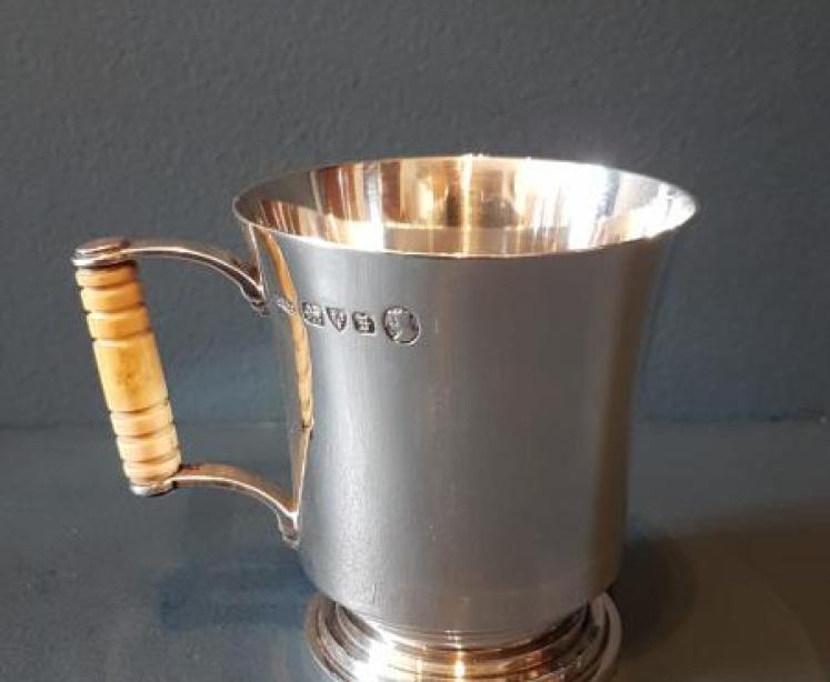 Fine Quality Silver Mug - Image 1