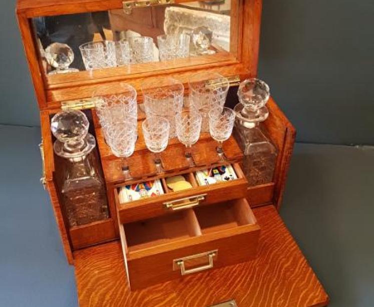 Immaculate Victorian Oak Gentleman`s After Dinner Tantalus Box - Image 1