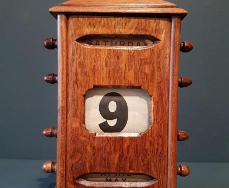 Edwardian Oak Perpetual Desk Calendar - Image 1