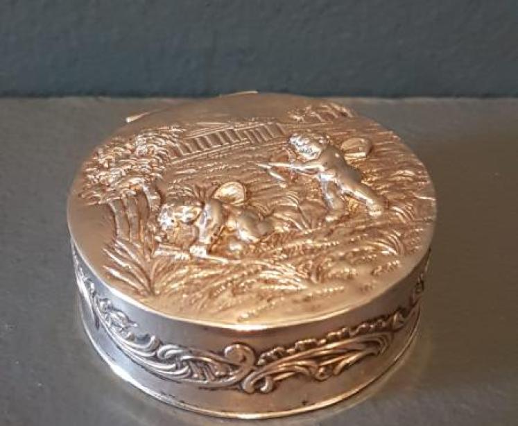 Victorian Embossed Silver Table Snuff Box - Image 1