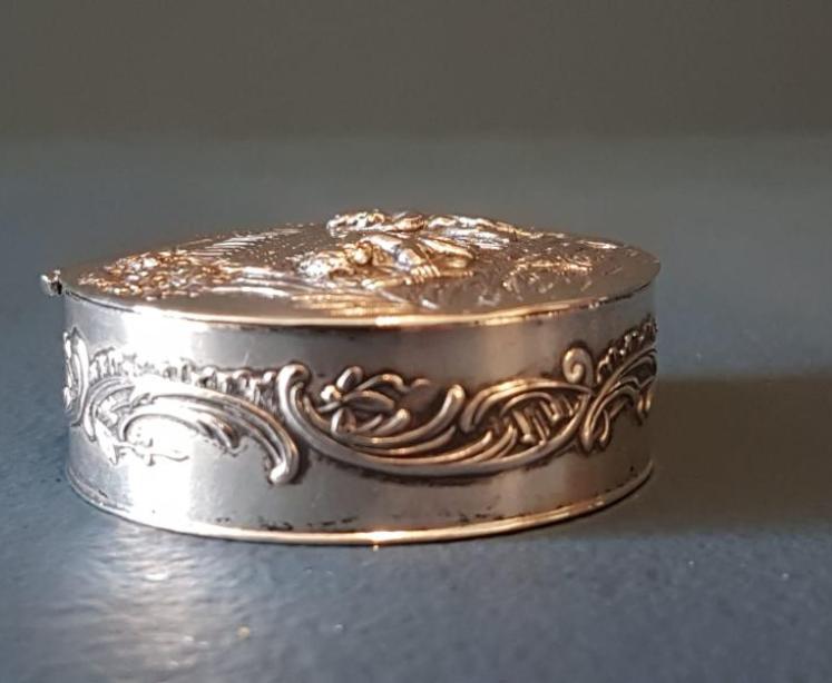 Victorian Embossed Silver Table Snuff Box - Image 2