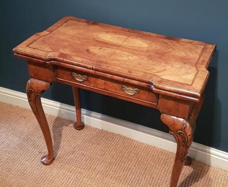 Stylish George I Style Walnut Side Table - Image 2