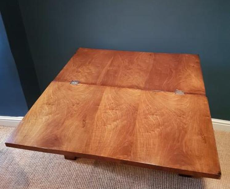 George III Figured Walnut Bachelors Chest - Image 3