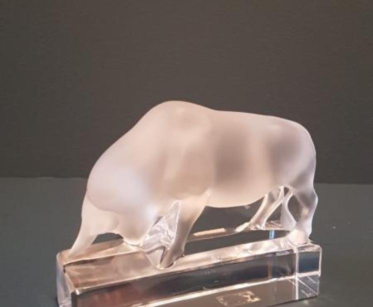 Lalique Opalescent Bull Paperweight  - Image 2