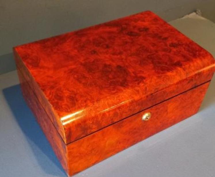 Fine Early Victorian Burr Walnut Sewing Box - Image 5