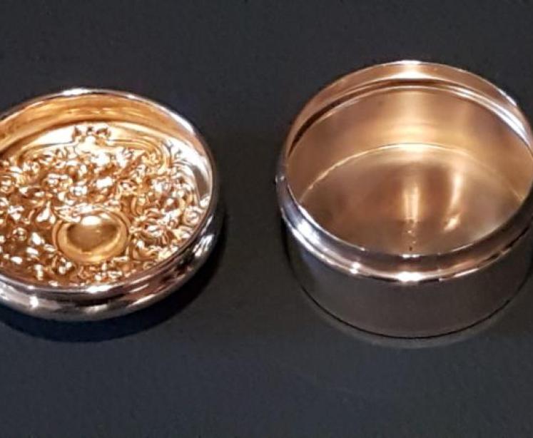 Victorian Silver Floral Design Pill Box - Image 4