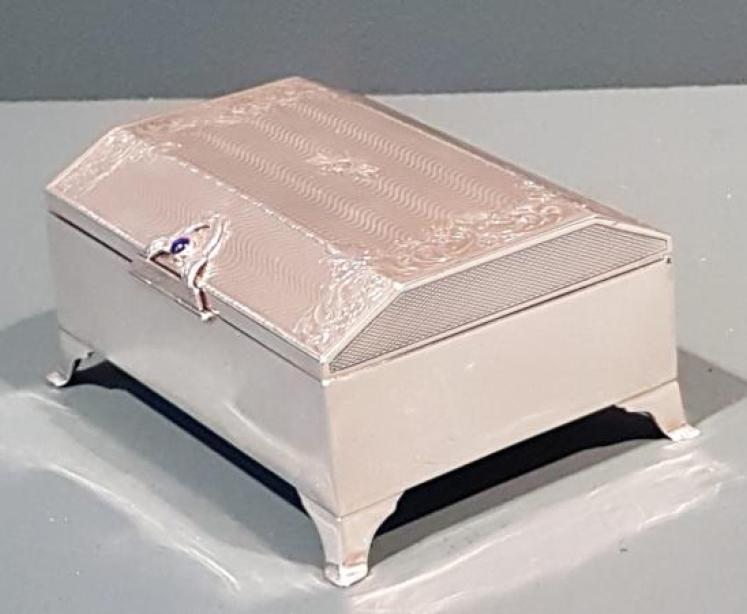 Fine Quality Walker and Hall Silver Jewel Box - Image 2