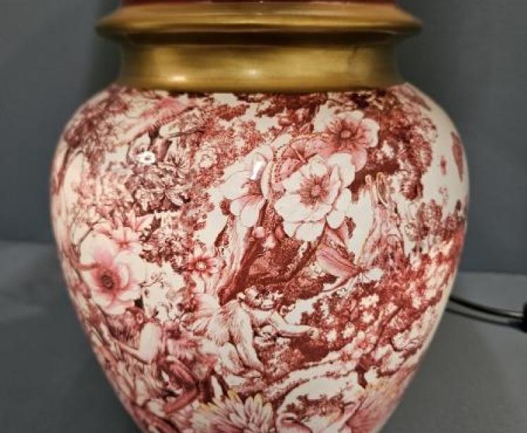 Red, White and Gilt Toile Decoration Porcelain Lamp and Shade - Image 3