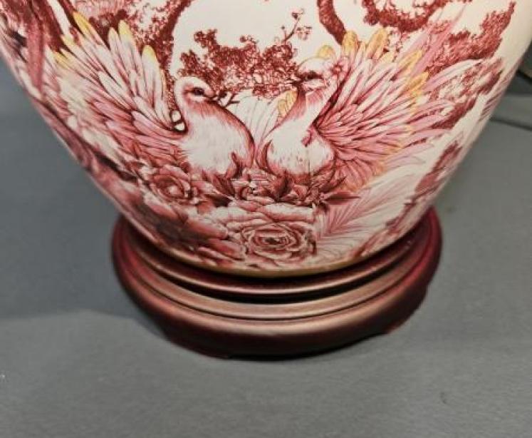 Red, White and Gilt Toile Decoration Porcelain Lamp and Shade - Image 4
