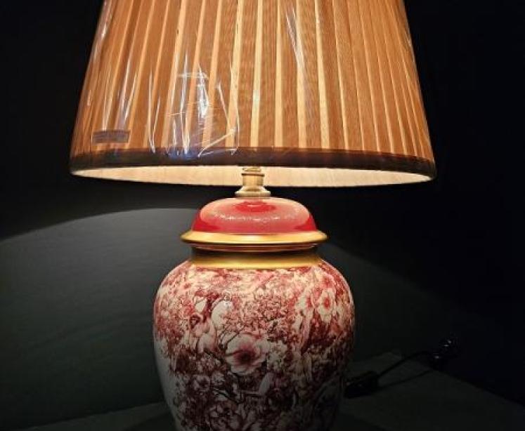Red, White and Gilt Toile Decoration Porcelain Lamp and Shade - Image 6