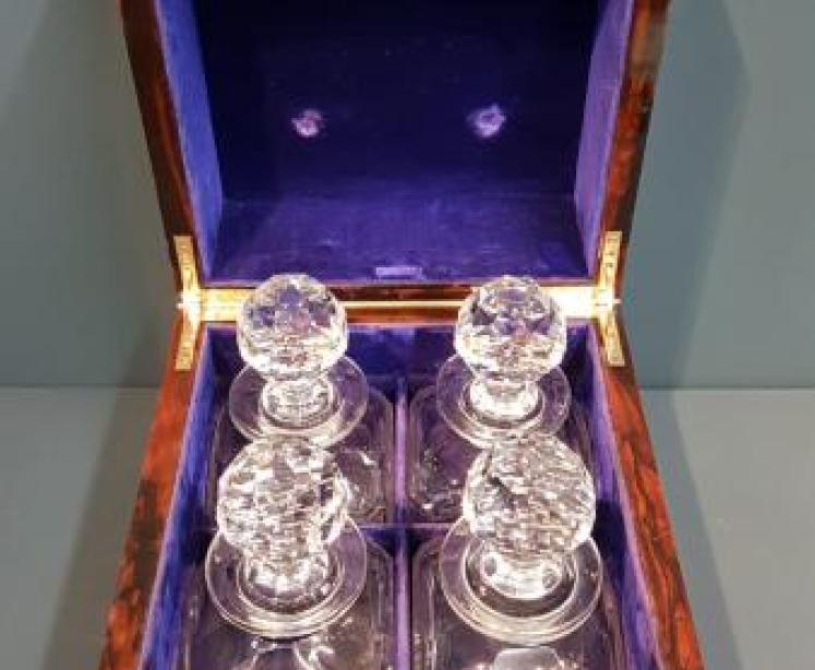 Fine Quality Victorian Walnut Decanter Box - Image 2
