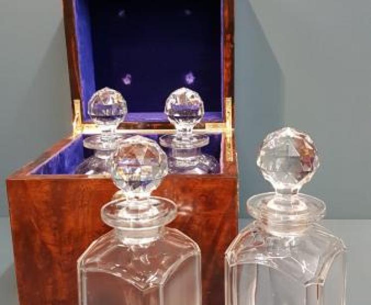 Fine Quality Victorian Walnut Decanter Box - Image 3