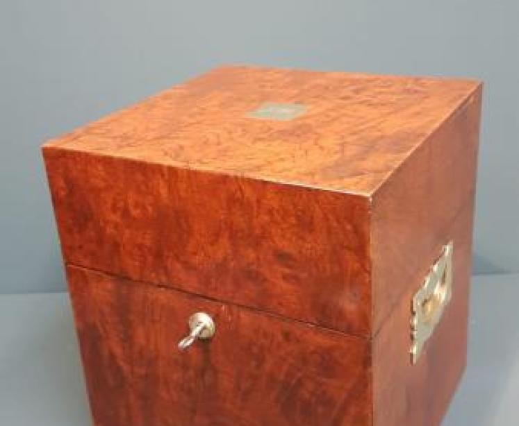 Fine Quality Victorian Walnut Decanter Box - Image 7