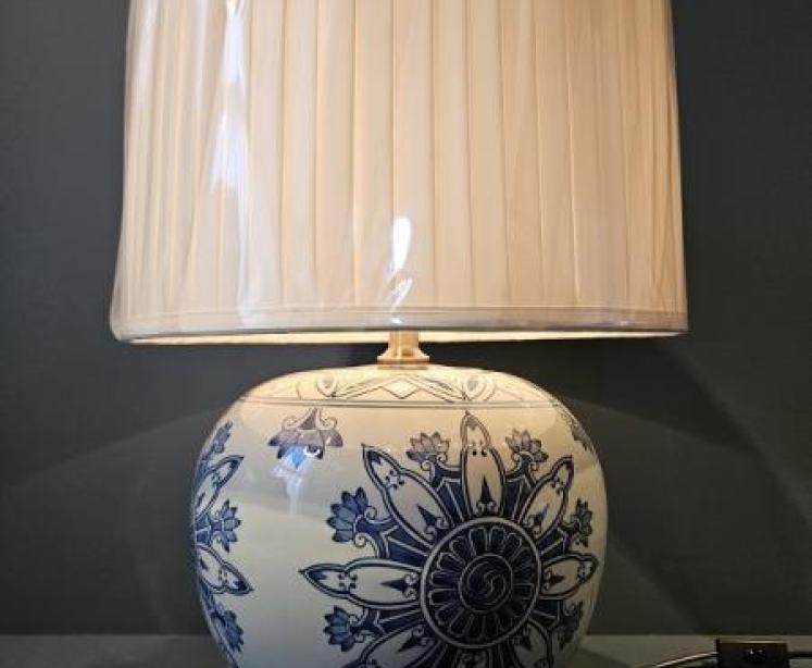 Porcelain Lamp with Oriental Design and Silk Effect Shade - Image 5