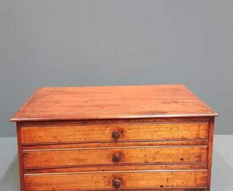Small Victorian Walnut Table Top Collectors Chest - Image 2