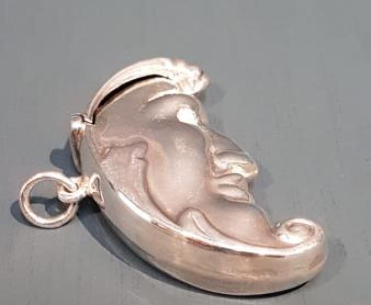 Silver Man in the Moon Vesta Case - Image 5