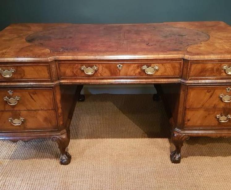 Fine Quality Edwardian Walnut Partners Desk - Image 1