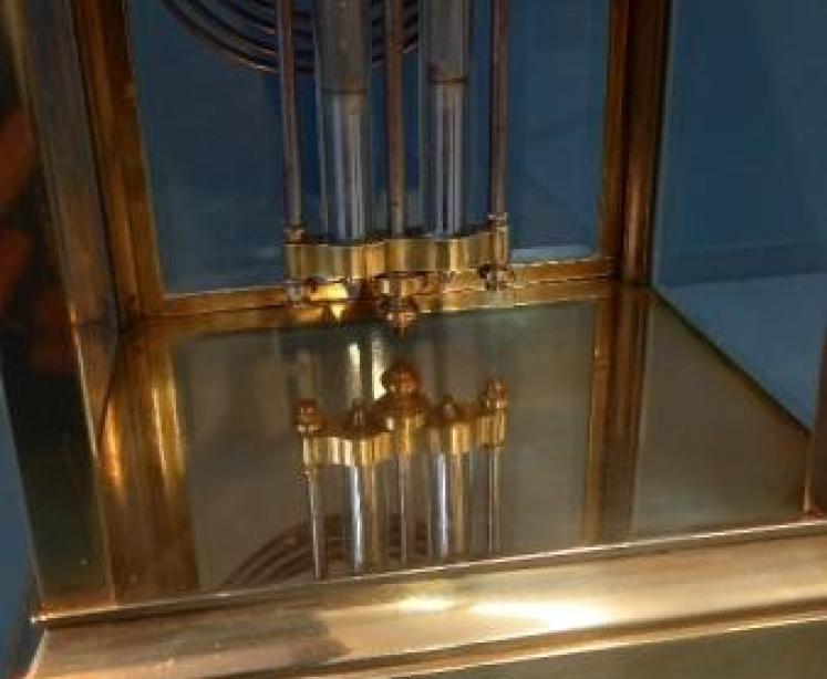 Small Victorian Brass 'Four Glass' Mantel Clock - Image 4