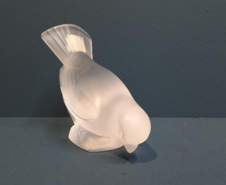 Lalique Opalescent Feeding Bird - Image 2