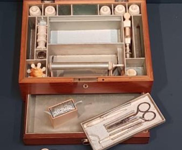 Fine Quality Victorian Satinwood Needlework Box - Image 5