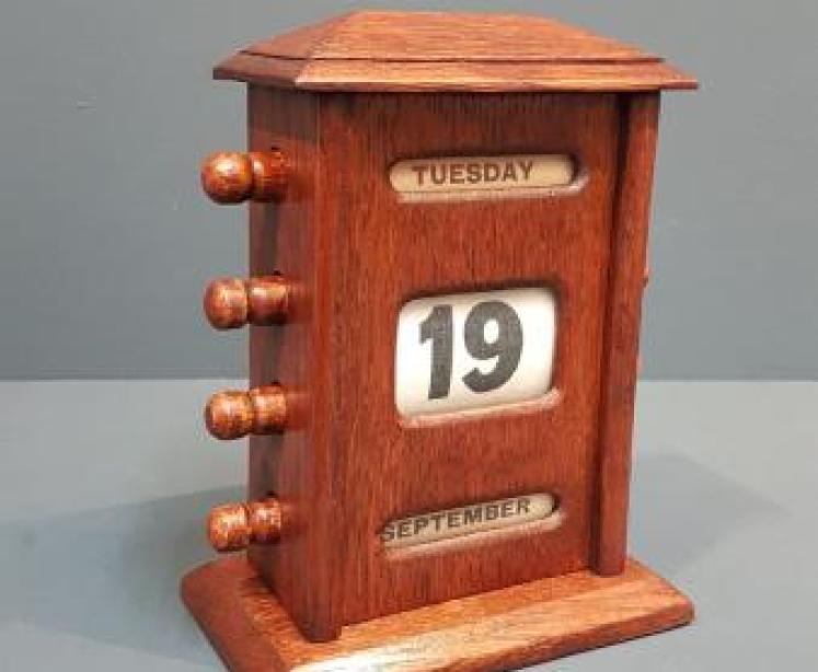 Edwardian Oak Perpetual Desk Calendar - Image 1