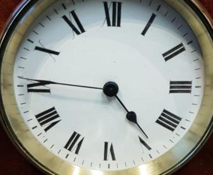 Fine Quality Elliptical Inlaid Mahogany Mantel Clock - Image 4