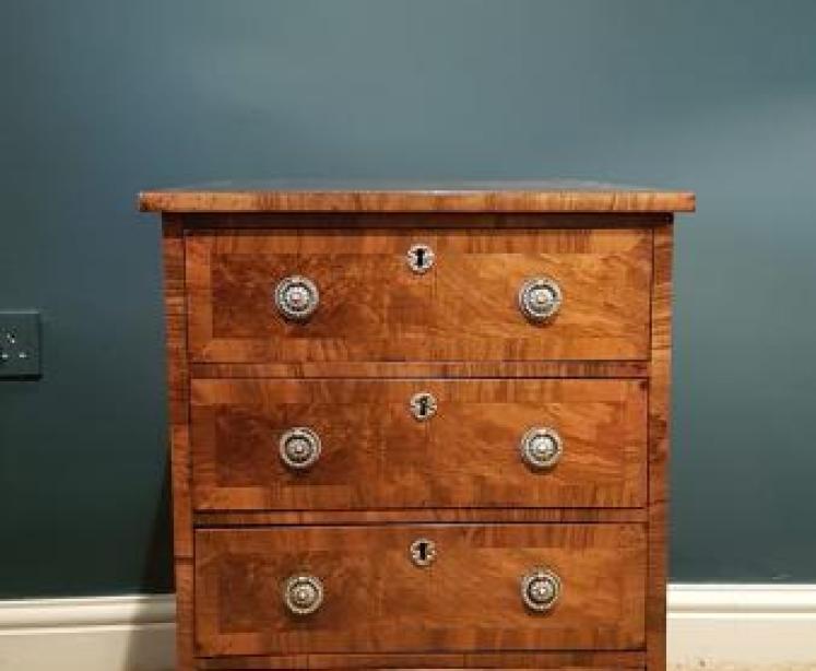 Small Victorian Burr Walnut Chest of Drawers - Image 1