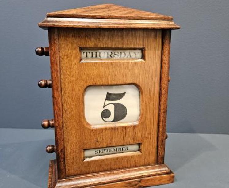 Large Late Victorian Golden Oak Perpetual Desk Calendar - Image 1