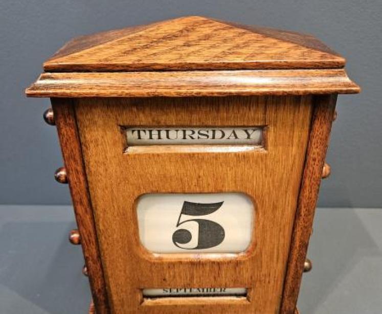Large Late Victorian Golden Oak Perpetual Desk Calendar - Image 2