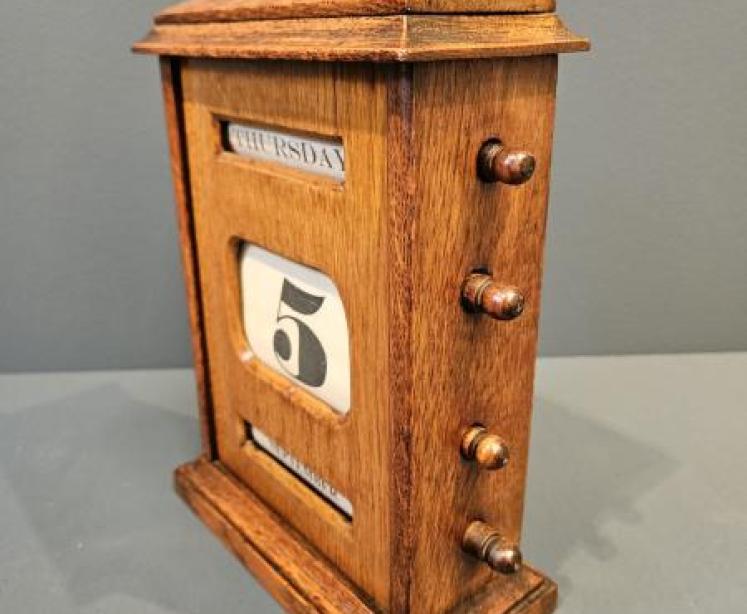 Large Late Victorian Golden Oak Perpetual Desk Calendar - Image 4